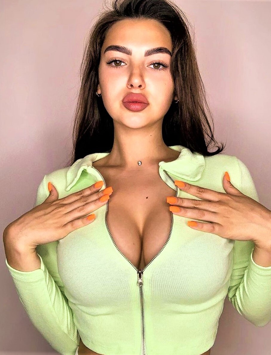 Кристина индивидуалка Питера у метро Площадь Восстания пожилые индивидуалки Питера